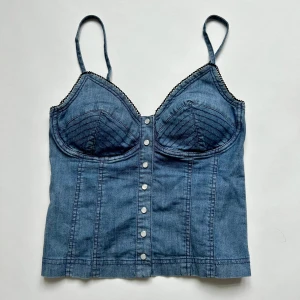 Jeanstopp - En till jeanstopp från Lindex! Inlägg vid bysten. Storlek M. Så himla cool😍 