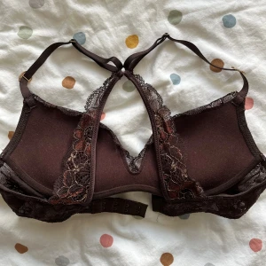 Intimissimi Gioia super push up bh - Sällsynt och i bra skick! Det är samma modell som gioia pretty flowers fast att banden korsar varandra där bak. 💐Lappen finns inte kvar, men den passar mig som är 70B. 