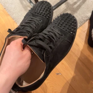 Svarta Loubs med spikar - Svarta loubs, skick 7,5/10, välanvända men mycket kvar att ge. Allt OG ingår.