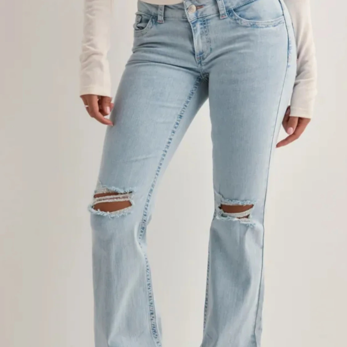 Ljusblå bootcut jeans med slitningar från Nelly - 1