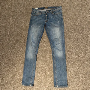 Jack and Jones Jeans - Slim/Glenn. Blåa med slitningar. Använda någon enstaka gång i månaden. Väldigt bra skick. W30 L34