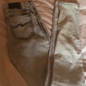 Ljusblå jeansbyxor från Nudie Jeans - Säljer ett par nudie i jeans som är riktigt snygga, skriv om du har några frågor eller funderingar!