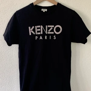 Kenzo t-shirt  - Kenzo t-shirt i storlek xs. Den är i fint skick utan defekter. Säljer då den inte kommer till användning. Skriv gärna privat om du har några frågor:) Nypris ca. 1000kr
