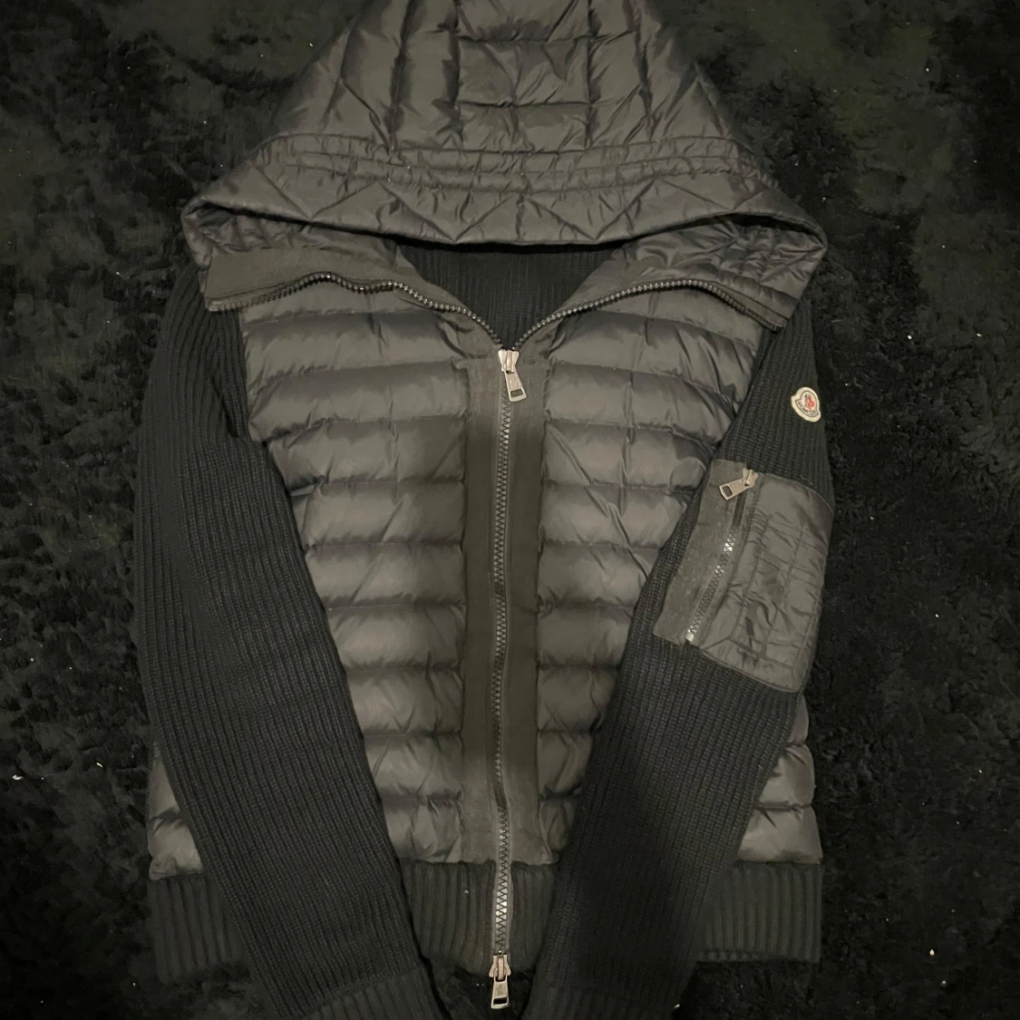 Svart dunjacka med stickade ärmar från Moncler