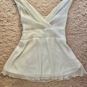 Babydoll top - Mesh sheer pleated wrap design of the shoulder babydoll top. Tag says L but it fits more like M. Brand chocolate. Kolla gärna på mina andra mina andra annonser💗