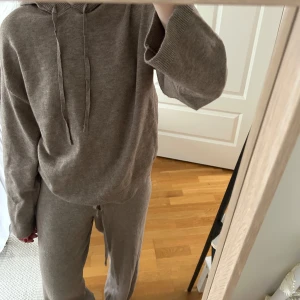 Stickat set Gina Tricot - Säljer detta stickade sett från Gina Tricot. Storlek S i både byxa och hoodie, men är i ett JÄTTESKÖNT stretchigt material. Säljer då det inte kommer  till användning hos mig. Säljer både byxorna och hoodien antingen ihop eller separat. Säljer bege för 250kr eller tröjan för 170kr och byxorna för 150kr.