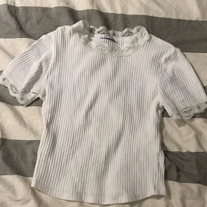 Vit spets topp Zara - Har en väldigt liten fläck längst ner som jag inte ens märkte först, går möjligtvis att tvätta bort men syns knappast💕pris kan diskuteras!!