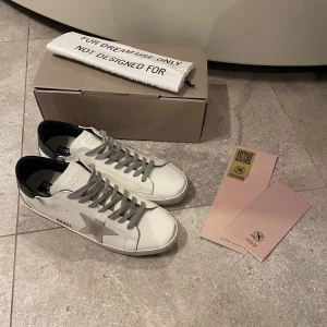 Golden goose superstar - Säljer dessa riktigt feta golden goose. De är i perfekt skick, helt nya. Box, dustbag, GG passport tillkommer. Storlek: 43. OBS: INTE ORG1NAL