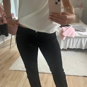 Svarta lågmidjade manchesterbyxor - Säljer ett par svarta lågmidjade manchesterbyxor med knapp- samt dragkedjestängning. Byxorna är utsvängda och har diskreta fickor och är perfekta för dig som gillar en stilren look med lite struktur. Passar till många olika outfits!😍