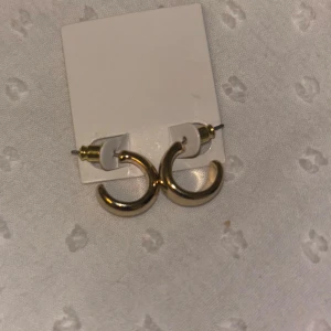 Guldiga chunky örhängen - Säljer ett par snygga chunky örhängen i guldton. De är runda och har en stilren, minimalistisk design som passar perfekt till att lyfta vilken outfit som helst.❤️