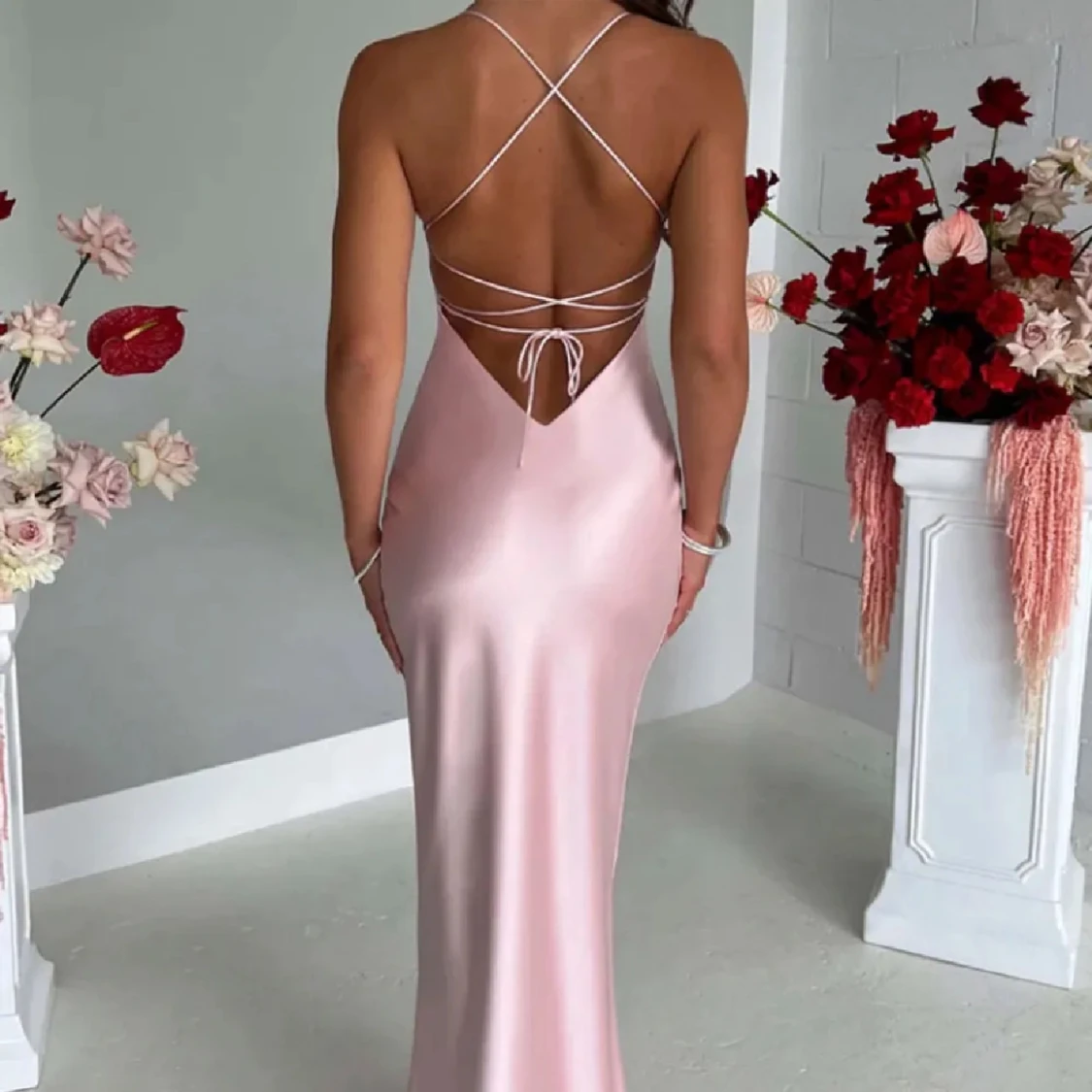 Ljusrosa långklänning i satin med smala axelband - 1
