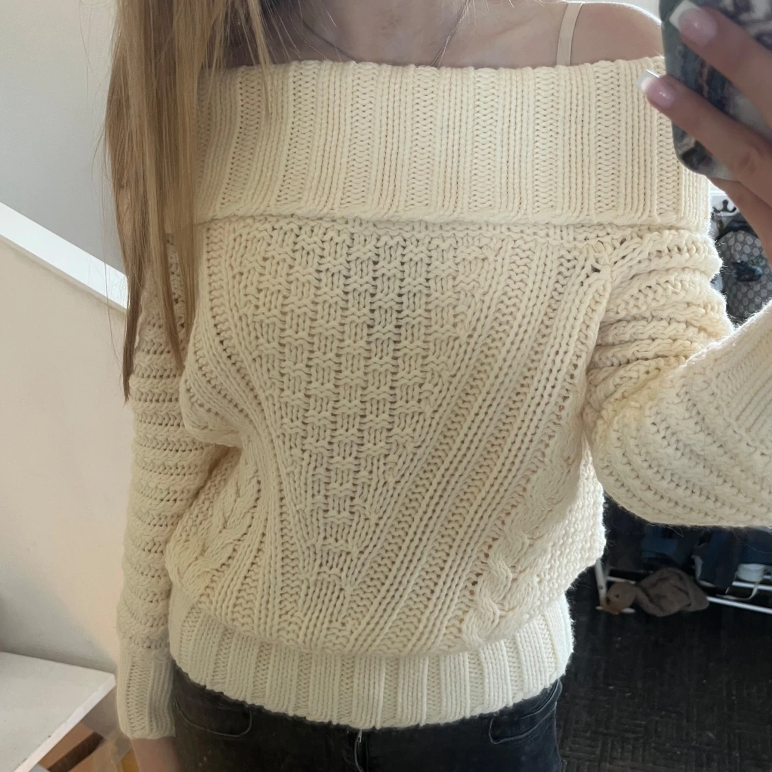 Offshoulder stickad tröja i cremevitt - 2
