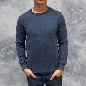 Oscar Jacobson Tröja Blå - •Oscar Jacobson Tröja Blå. Skick: 8/10, inga skador! Storlek: S Herr. Modell: 173 cm, 65 kg. Sitter bra på modellen på bild. Authentic: ✅. Hör av dig vid frågor eller funderingar, mvh Hessler’s;)