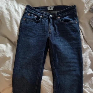 KOLLA IN MIN PROFIL Mörkblå 90s jeans från 157 - (KOLLA IN RESTEN AV MIN PROFIL!!) Säljer ett par mörkblå jeans från lager 157 med klassisk bootcut-passform. Har använts fåtal gånger och i storlek s/short