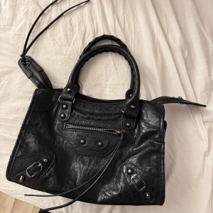 Svart läderväska med detaljer - Supercool väska med snygga detaljer. Nyskick då den har endast använts en gång! 🖤