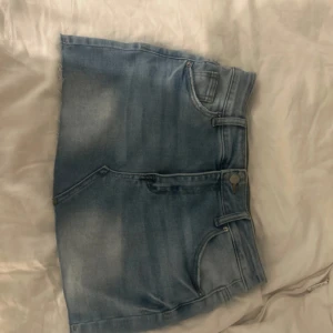 LÅG MIDJAD jeanskjol - Supersnygg jeanskjol som är kort å har låg midja. Passar perfekt till sommaren. Osäker vilket märke då jag klippte bort lappen men jag tror behrska eller Zara. Storlek s mwn passar nog s-m💕💕
