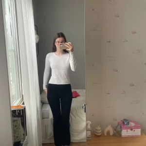 Svarta bootcut byxor - Säljer ett par supersköna svarta bootcut byxor med hög midja. Byxorna har en tight passform upptill och blir vidare nedtill. Perfekta för dig som gillar en stilren och enkel look. Passar till många olika outfits. Passar XS-S-M