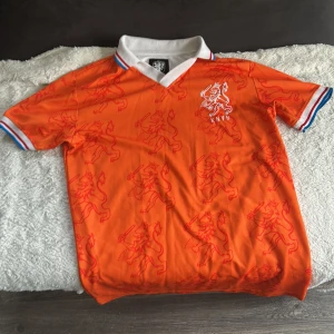 Fotbolls tröja - Tja! Säljer en retro fotbolls tröja från Nederländerna i ny skick inprencip knappast använd och väldigt snygg! Köpt i stockholm för cirka 1000kr mitt pris 400 strl S