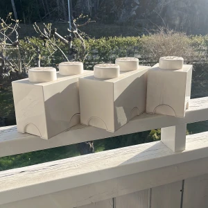 Vita LEGO-förvaringslådor - Säljer tre beige LEGO-förvaringslådor i form av stora LEGO-klossar. Perfekta för att organisera och förvara dina LEGO-bitar eller andra småsaker. Snygg och lekfull design som passar in i de flesta rum. Alla tre är fyllda med lego, den minsta har massor av Lego figurer och lego accessoarer. Du kan köpa en om du vill eller så köper du alla