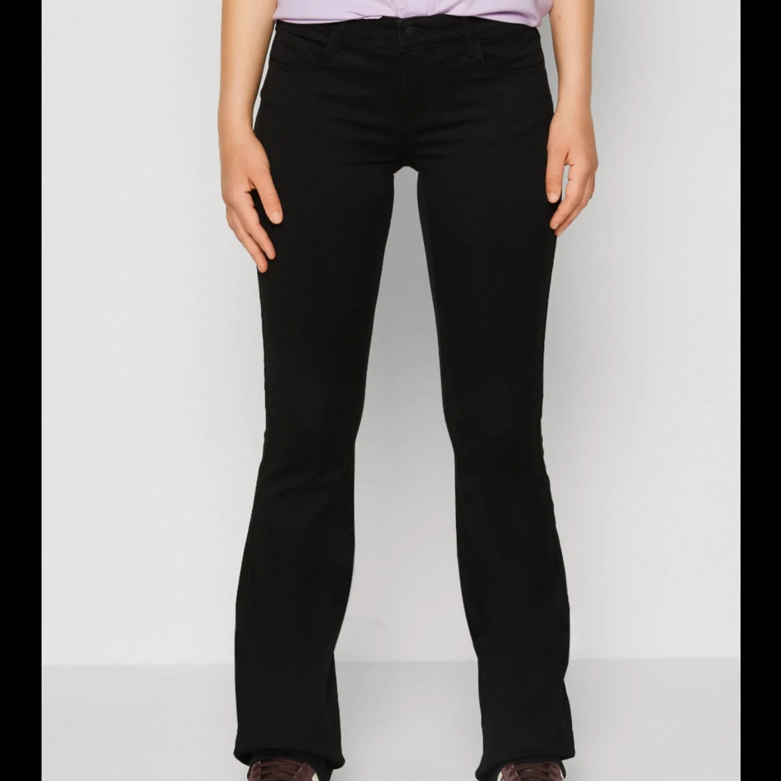 Svarta lågmidjadd jeans 