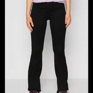 Svarta lågmidjadd jeans  - Lågmidjadd jeans svarta från Only använt ett få tal ggr ny pris 400kr skriv för fler bilder säljer för att de är för stora för mig 