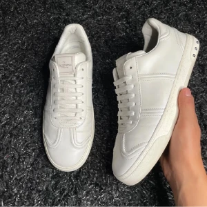 Vita Valentino flycrews - Vita valentino flycrews i mycket bra skick, saknas endast en nit. Storlek 41 men passar 42 skulle jag säga då innersulan är 27cm. Vid fler frågor eller funderingar är det bara att skicka ett PM! Kom med prisförslag! 