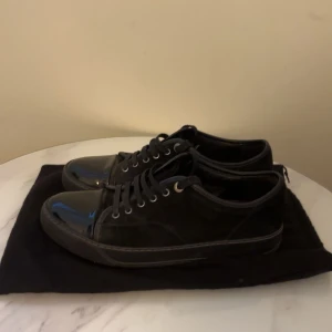 Lanvins  - Tja !! Säljer ett par riktigt feta lanvins (ÄKTA) 9/10 skick mycket bra kvalitet på skorna passar vilken outfit som helst. Passar storlek 41 och 43 också . Dustbag tillkommer. Pris kan diskuteras 