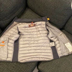 Parajumper dunväst  - Säljer en svart superlätt dunjacka från Parajumpers i storlek S. Jackan har quiltad design, dragkedjor på fickorna och en gul detalj vid kragen. Perfekt för dig som vill ha en smidig och snygg jacka till vardags.