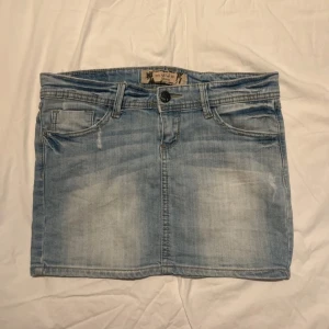 lågmidjad jeanskjol - vintage, så snygg!!! midjemått 41cm tvärs över 🫶