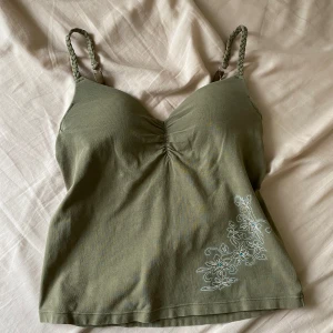 Söt topp med detaljer - Söt topp med fin blommig detalj och flätade axelband 💕