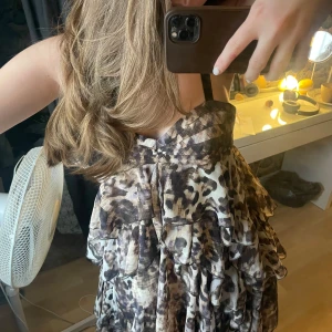 Leopardmönstrad volangklänning - Säljer en kort klänning med leopardmönster och volanger. Köpt second hand. Men ursprungligen från hm. 🐆💕