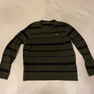 Vintage Lacoste knit - Stickad vintage Lacoste tröja, Skick 7/10 (bild 3), storlek S/M, nypris 1300kr. ⚠️erbjuder ej returer⚠️