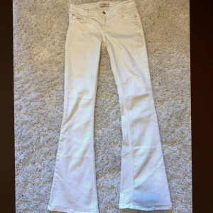 Vita Guess Jeans - Säljer dessa snygga lågmidjade Guess Jeansen 💕Helt oanvända, midjemått: 38 cm, innerbenslängd: 81 cm 💗