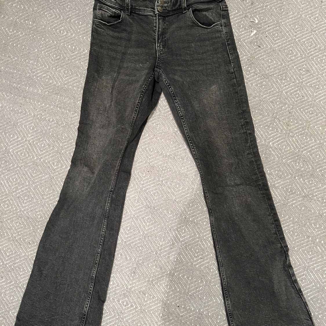 Svarta bootcut jeans med råa kanter - 2
