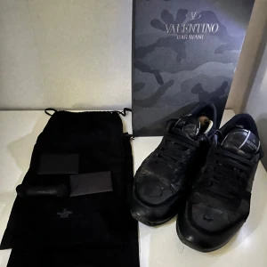 Valentino rockrunners - Säljer nu dessa feta rockrunners i storlek 42, de har tecken på slitage vilket syns i en av bilderna,samt lite i hälarna på insidan!                                                                       Medföljer: Box, extra laces, dustbags och kort    Bara att höra av sig vid eventuella frågor