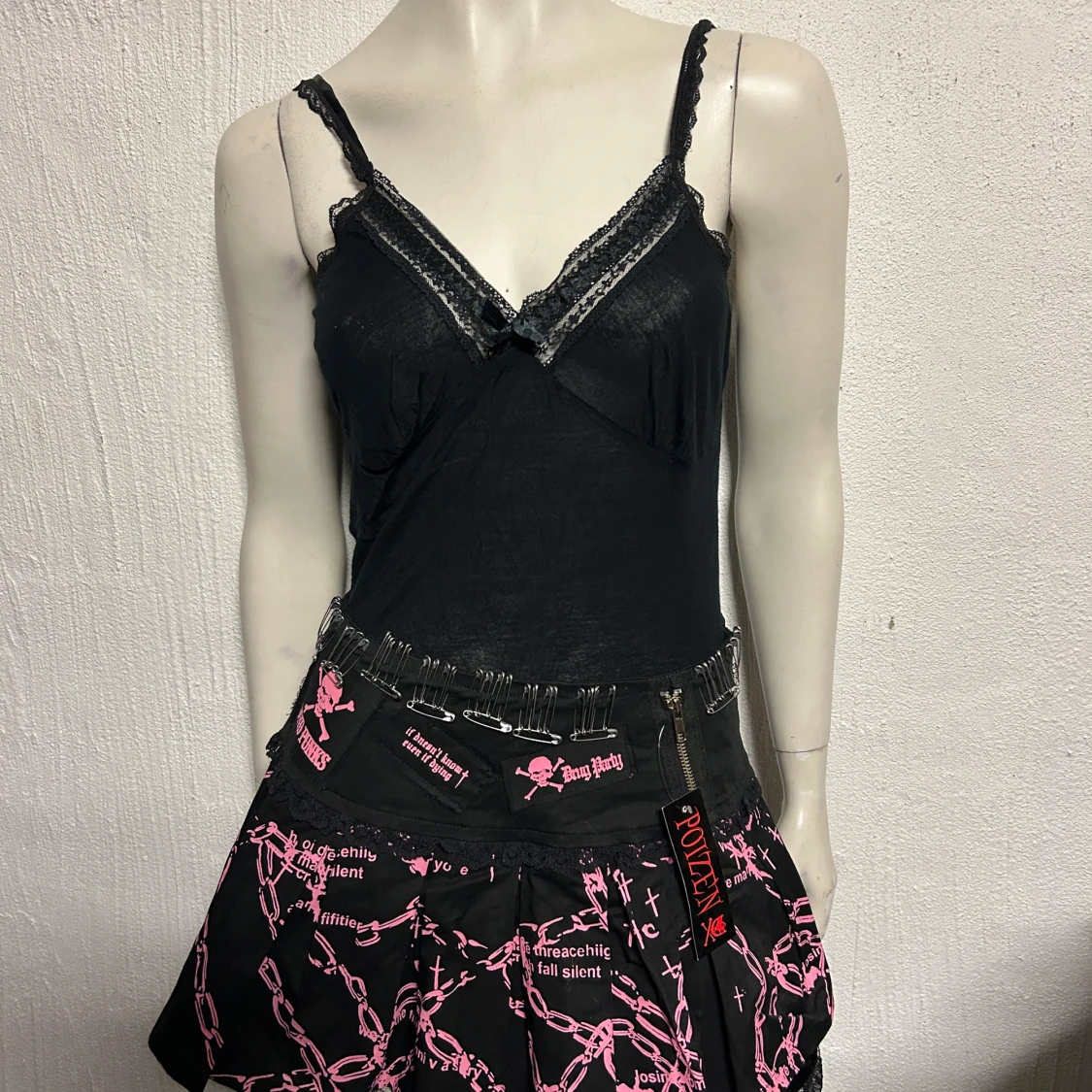 Svart och rosa minikjol från Poizen Industries