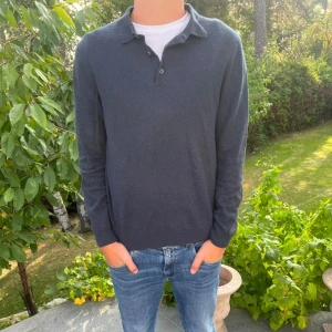 Massimo dutti rugbytröja - Säljer denna sjukt snygga Massimo dutti rugbytröjan/ långärmade piken som är mörkblå och materialet är en kashmirblandning så den är sjukt skön också! Tveka inte på att höra av er vid det minsta lilla!