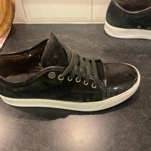 Lanvins - Tjena säljer nu ett par riktigt feta lanvins som är perfekta nu mot våren och sommarn. Skorna är fixade med vit skofärg😀Om du har några frågor eller funderingar är det bara att skriva🙌