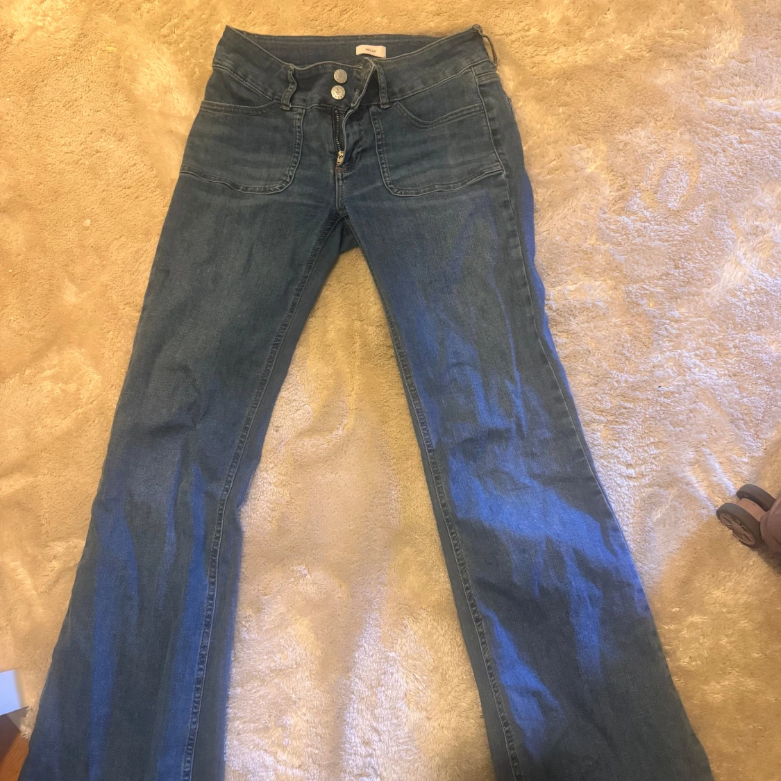 Blå bootcut jeans med knappar