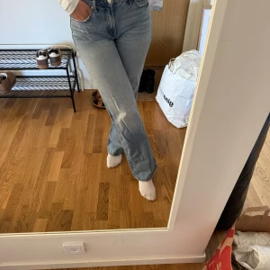 Ljusblå lågmidjade jeans från Zara - Säljer ett par ljusblå jeans från Zara. Jeansen har låg midja och raka ben. 