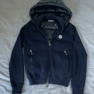 Mörkblå moncler cardigan  - Säljer denna moncler cardigan i ytterst fint skick, färgen navy,size S. Eftertraktad & nypris ligger på 10 000~ självklart äkta,skriv vid frågor / funderingar 🙌