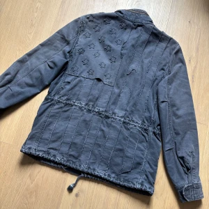 Svart utilityjacka från R. Lauren - Tja! Säljer nu en helt otrolig Ralph Lauren Field jacka i sjukt bra skick. Detaljerna på denna är oslagbara, med en amerikansk flagg design på ryggen och snygga badges på framsidan. Insidan av ärmarna är gjorda av ett sjukt skönt silk material. Storlek M men passar en S om man kanske har en hoodie eller liknande under. Vid frågor är det bara att höra av sig🤝