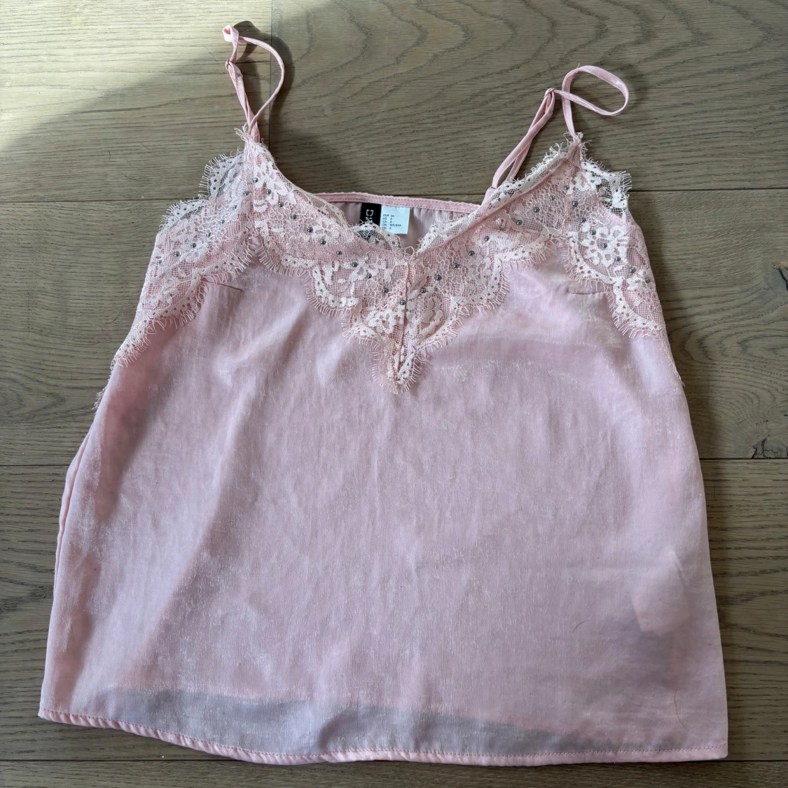 Ljusrosa linnetopp med spets från H&M