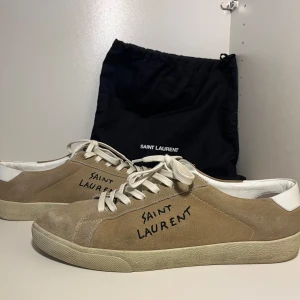 Saint laurent court classics - 8/10 skick, skulle kunna använda en rengöring. Köpta av Trendseller AB, kvitto finns, skor och dustbag medföljer. Kom privat för frågor och bilder. Skickar tidigast 26/4