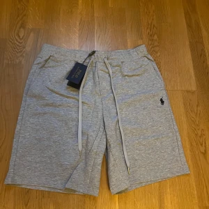 Grå shorts från Polo Ralph Lauren - Gråa sjukt snygga Ralphlauren shorts. Pris kan diskuteras. Helt nya!