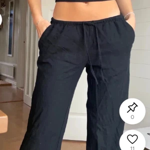 Svarta linnebyxor  - Säljer svarta low waist linnebyxor, nästan aldrig använda. Köpta på hm 2023. Första bilden är lånad💞
