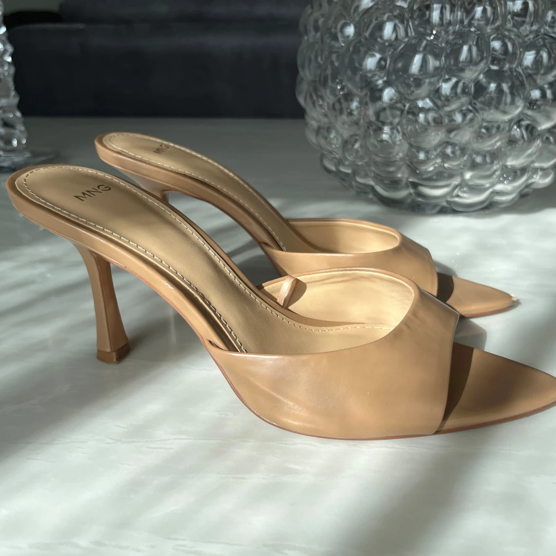 Beige klackade mules från MNG