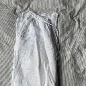 INTRESSEKOLL!!  Vita linnebyxor från Chelsea - Säljer ett par vita linnebyxor från Chelsea i storlek S/36. Byxorna har resår och snörning i midjan samt sidfickor. Low/mid waist. 