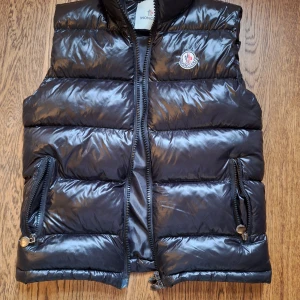 Svart dunväst från Moncler - Bra skick, passar S. 
