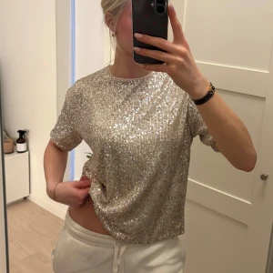 Glittrig topp - Superfin glittrande paljett-topp, superfint skick 💕 Använd gärna köp nu! 😊